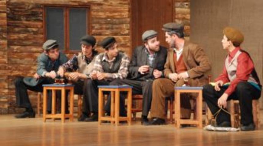 Tiyatro oyunlarını izleyen 20 bininci seyirciye plaket