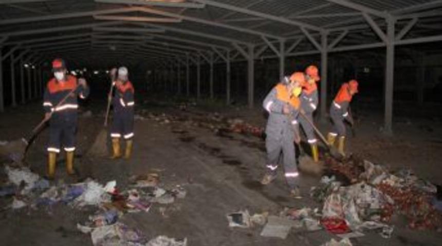 Toroslar'da Gece Semt Pazarları Temizleniyor