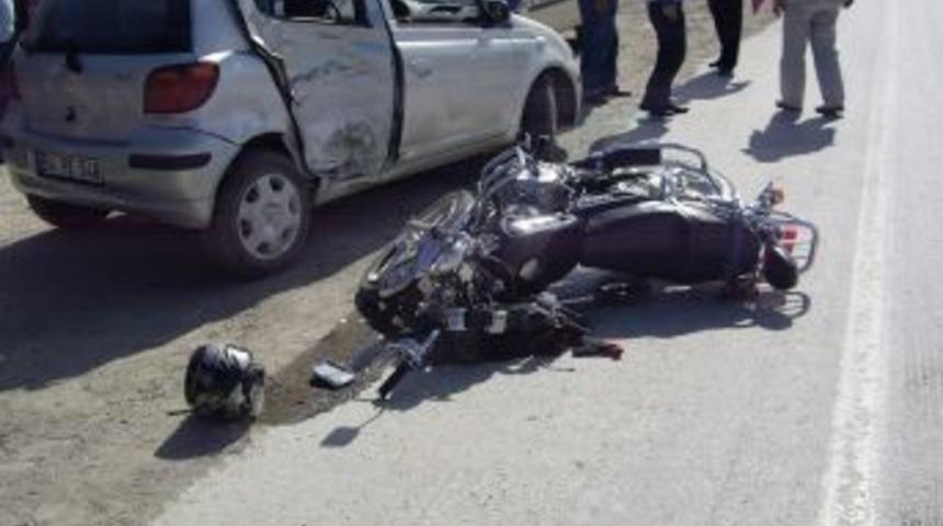 Otomobille &ccedil;arpışan motosikletin s&uuml;r&uuml;c&uuml;s&uuml; ağır yaralandı