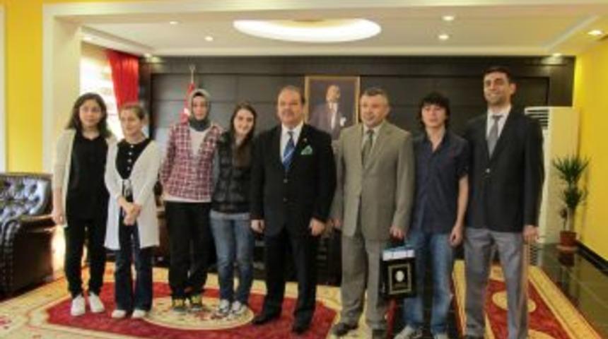 Kaymakam Yıldız, YGS&rsquo;de başarılı olan &ouml;ğrencileri &ouml;d&uuml;llendirdi