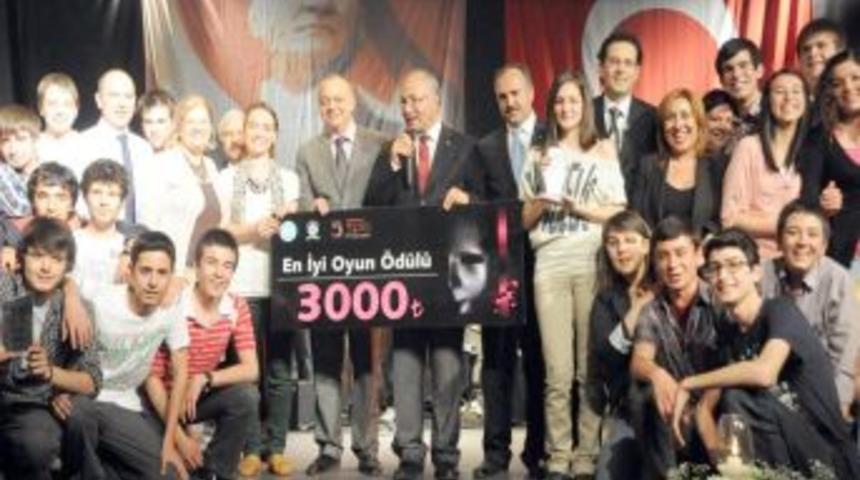 Salihli Anadolu &Ouml;ğretmen Lisesi tiyatroda birinci oldu