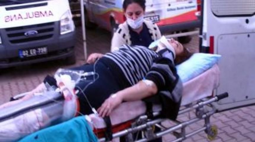 Elektrik Direğine &Ccedil;arpan Otomobilde 5 Kişi Yaralandı