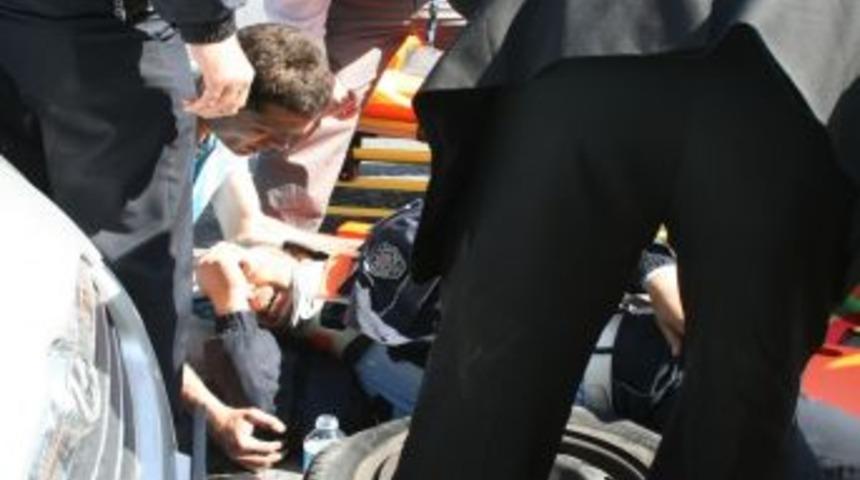 Emniyet Şeridinden Giden Otomobil Trafik Polisine &Ccedil;arptı