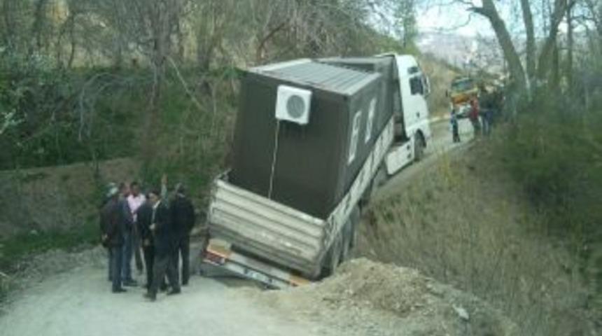Kato Dağı'na Konteynır Taşıyan Ara&ccedil;lar K&ouml;pr&uuml;ye Takıldı