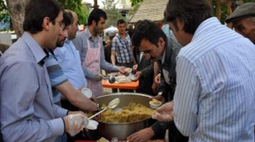 Vatandaşlara Helva Dağıtıldı