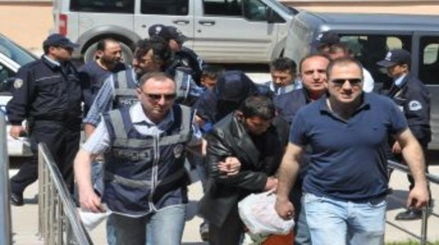 Ara&ccedil;ların yakıt depolarını boşalttıkları iddiasıyla yakalandılar