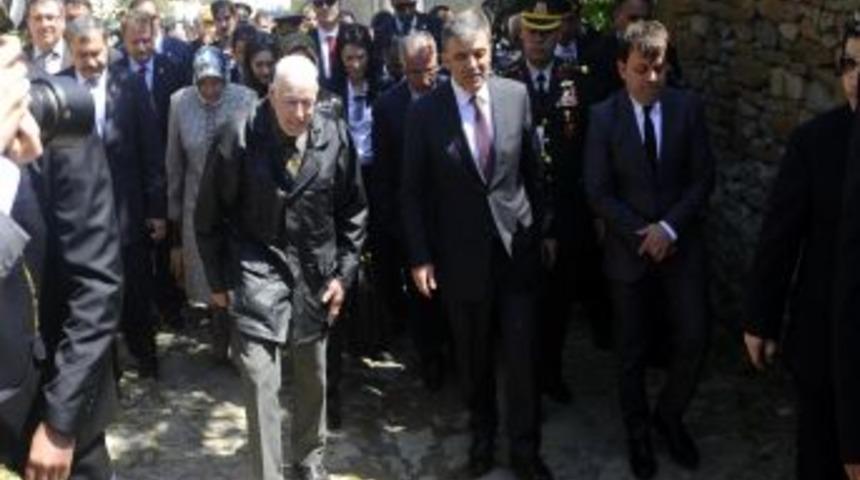 Cumhurbaşkanı G&uuml;l, Rum k&ouml;y&uuml;nde kahve i&ccedil;ti