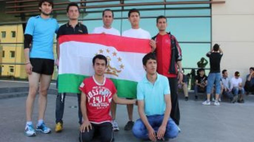 Tacik &Ouml;ğrenciler Maraton'da Yarıştı