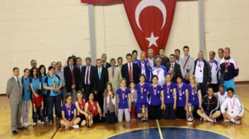 Voleybol Turnuvası şampiyonu Y&uuml;kseliş İlk&ouml;ğretim oldu