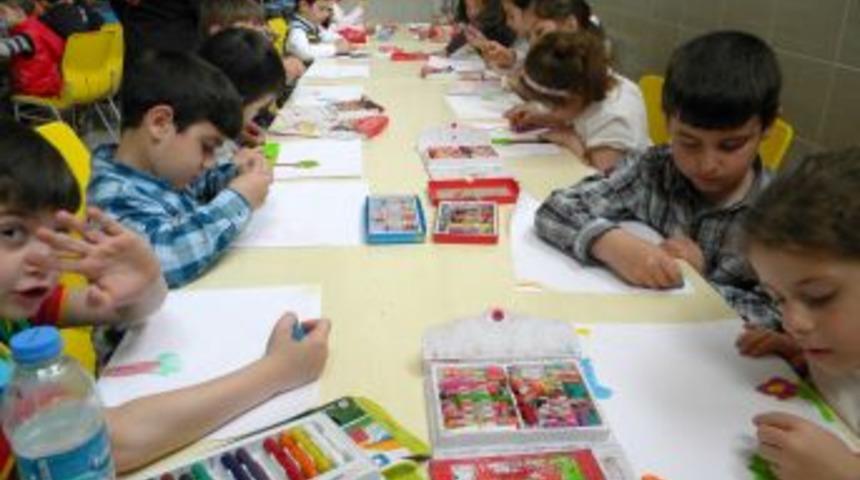 Anaokulu &ouml;ğrencileri yaptıkları resimlerle h&uuml;nerlerini sergiledi