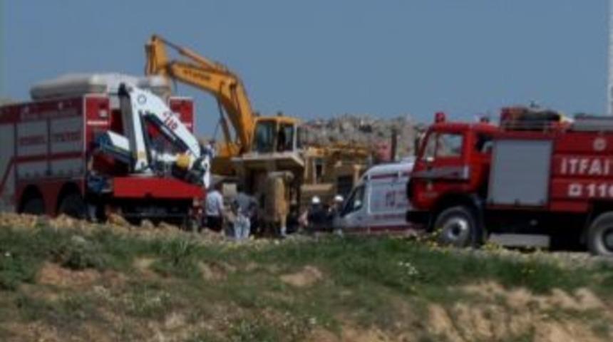 Taş kırma makinesine d&uuml;şen iş&ccedil;iler yaralı kurtuldu