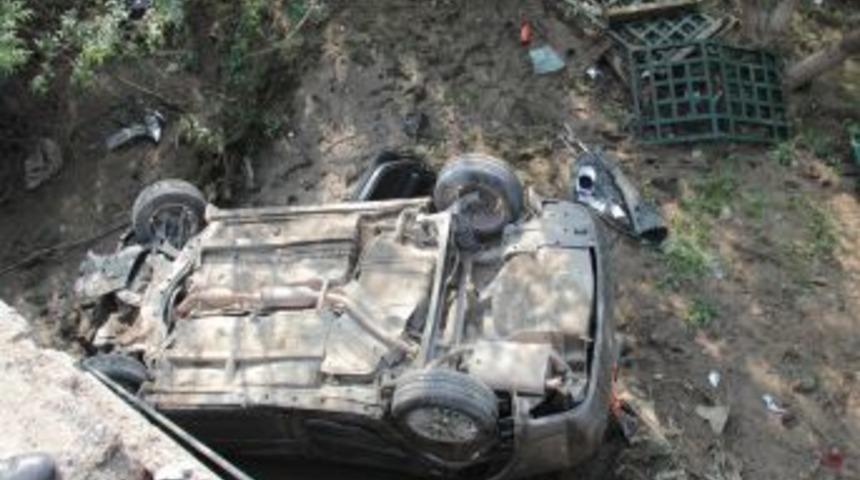 Otomobil dereye u&ccedil;tu, s&uuml;r&uuml;c&uuml;n&uuml;n burnu bile kanamadı