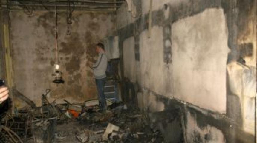 Berber d&uuml;kkanında &ccedil;ıkan yangında 6 işyeri hasar g&ouml;rd&uuml;