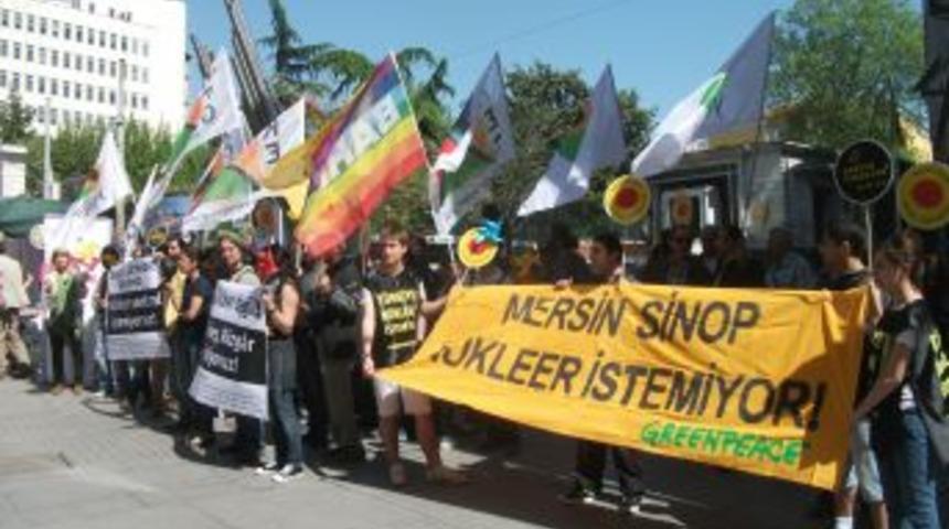 &Ccedil;ernobil'in yıl d&ouml;n&uuml;m&uuml;nde n&uuml;kleeri protesto ettiler