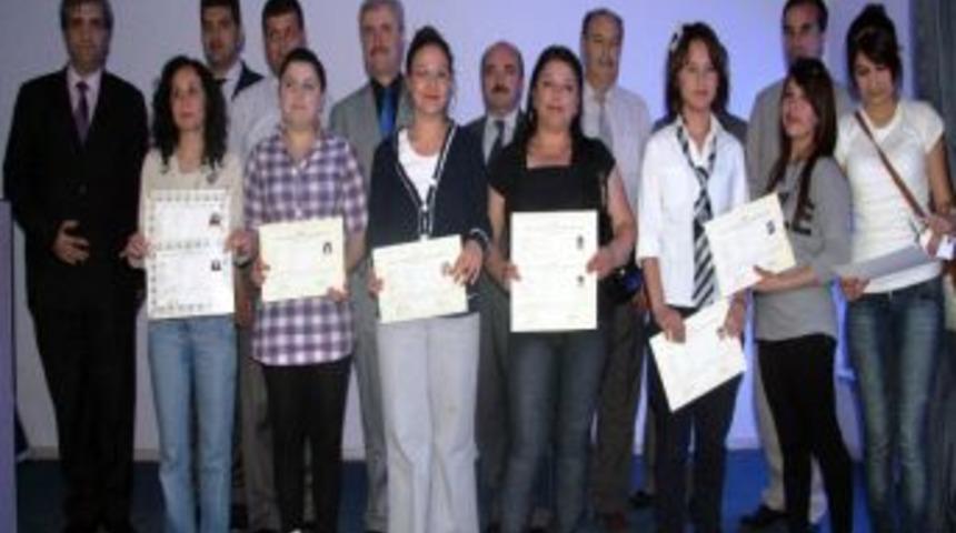 Kursu tamamlayan 20 kuaf&ouml;re belge verildi