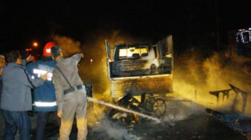 Seyir Halindeki Kamyonet Alev Aldı