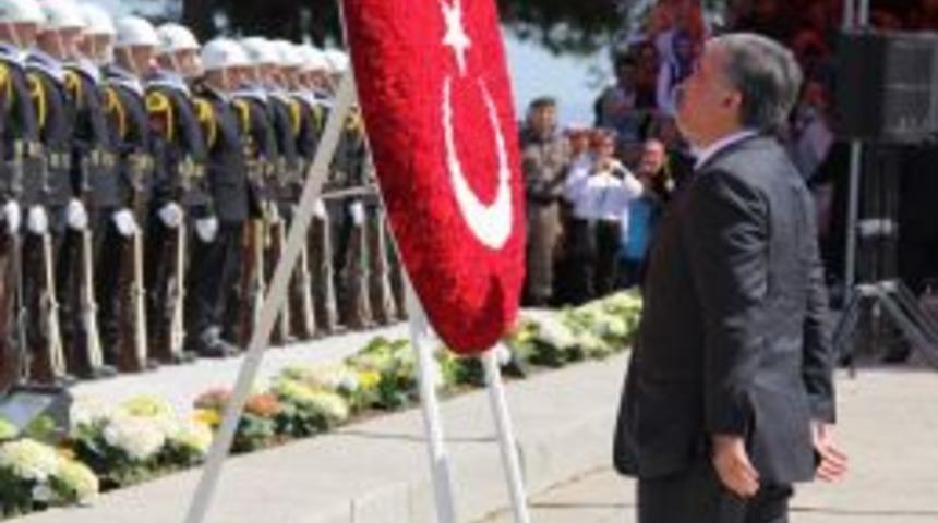 G&uuml;l Gelibolu Yarımadası'nda Şehitliği Ziyaret Etti