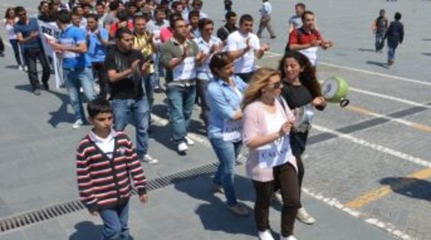 İzmir'de &Uuml;niversite &Ouml;ğrencilerinden Eylem