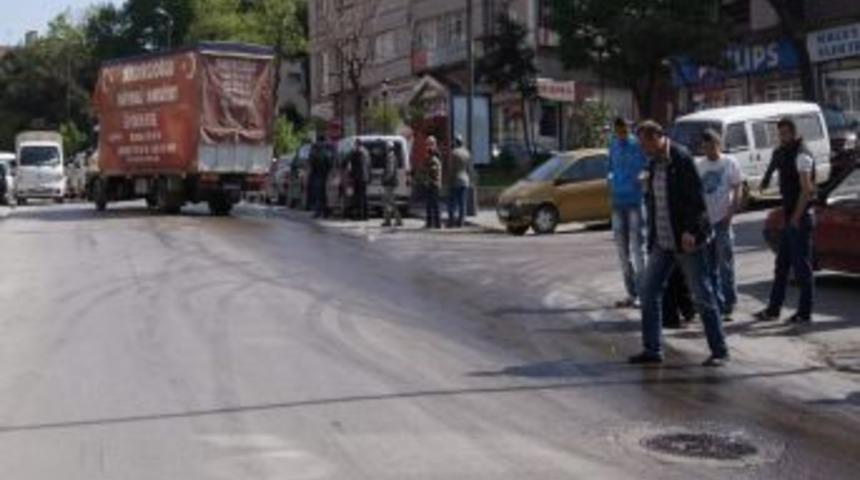 Yolunu Şaşıran Tankerden Sızan Yağ S&uuml;r&uuml;c&uuml;lere Zor Anlar Yaşattı