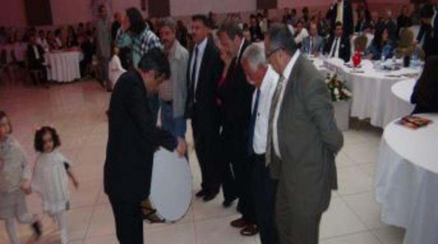 K&uuml;rt&ccedil;e, T&uuml;rk&ccedil;e ve Arap&ccedil;a şarkılarla birlik ve beraberlik mesajı verdi