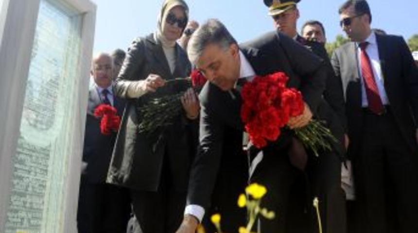 Cumhurbaşkanı G&uuml;l &Ccedil;anakkale Şehitliği'ni ziyaret etti