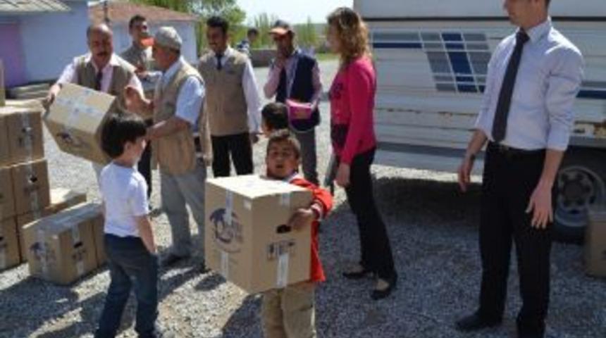 Kimse Yok Mu Derneği, 113 &ouml;ğrenciye yardım malzemesi dağıttı
