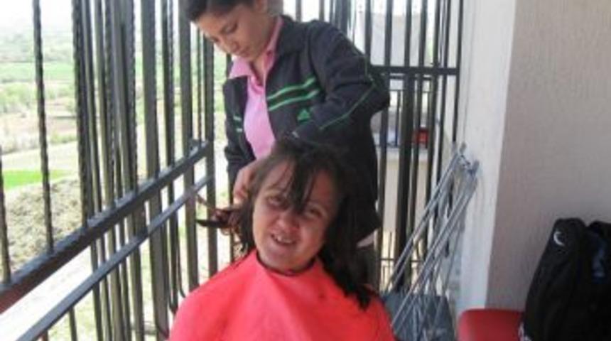 &Ouml;ğrenciler yaşlılara sa&ccedil; bakımı yaptı