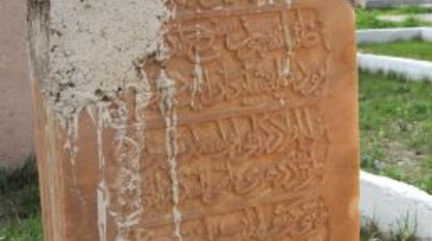 Tarihi Mezar Taşına Saygısızlık