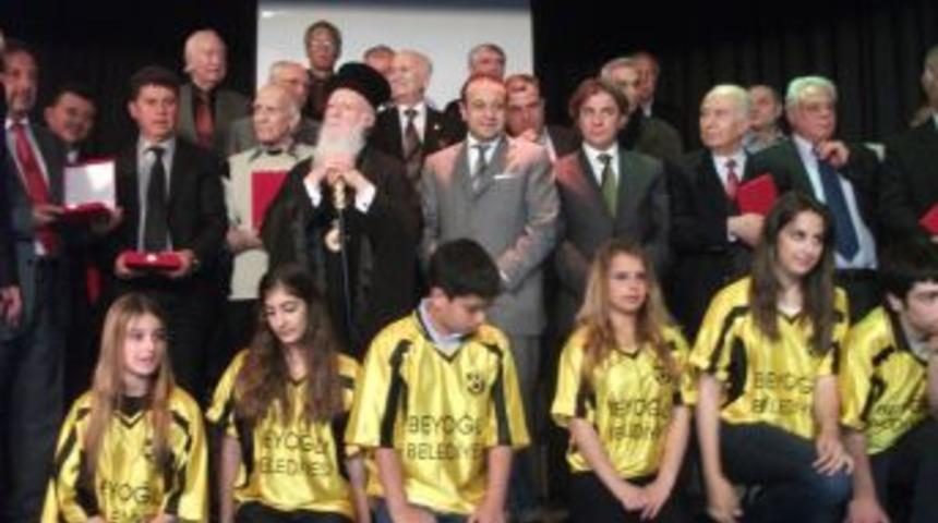 Bakan Bağış&rsquo;tan, Lefter anısına Beyoğlu Spor Kul&uuml;b&uuml; sporcularına plaket