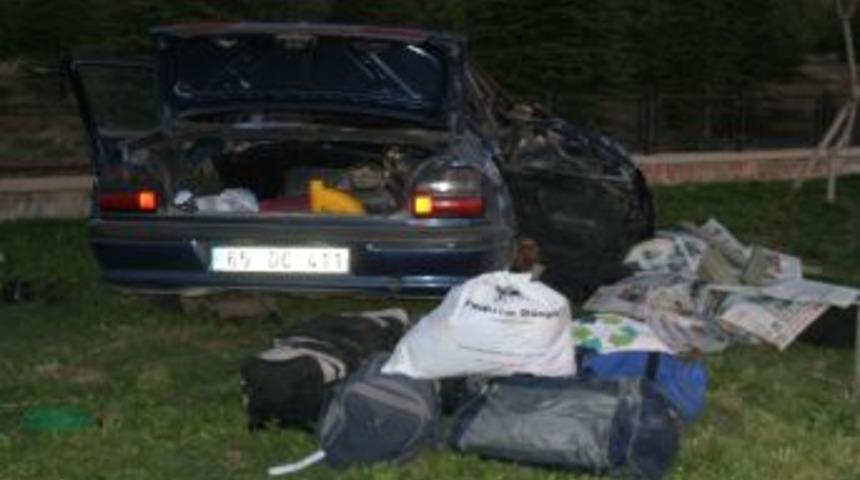 İş&ccedil;ileri Taşıyan Otomobil Takla Attı: 2 &Ouml;l&uuml;, 4 Yaralı