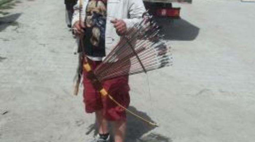 Kızılderilileri &ccedil;ok seviyor, onlar gibi giyinerek şehir şehir dolaşıyor