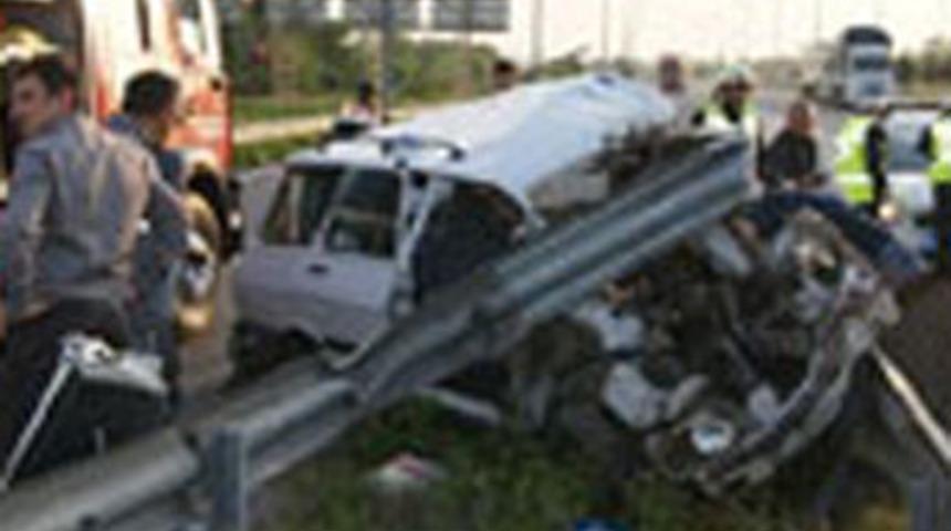 Otomobil bariyerlere saplandı