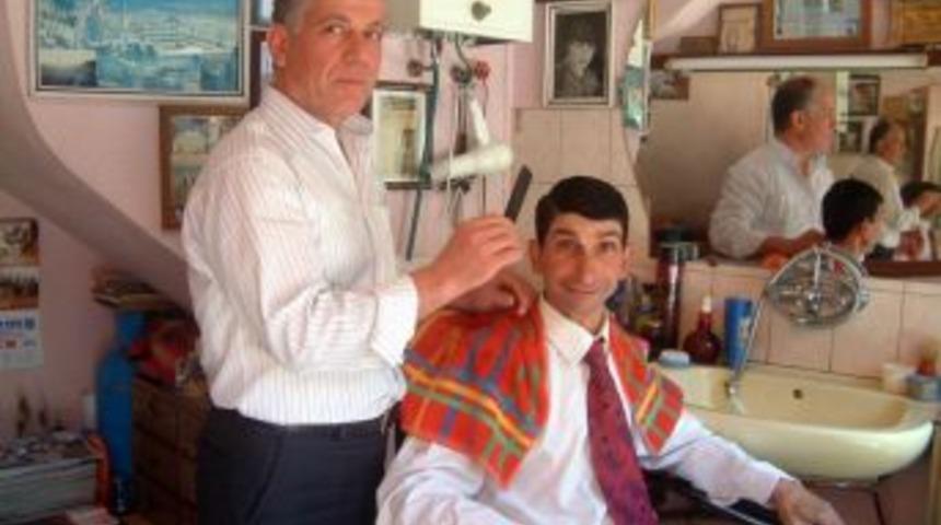 Burhaniye'de Engelli Cahit Esnafın Sevgilisi Oldu