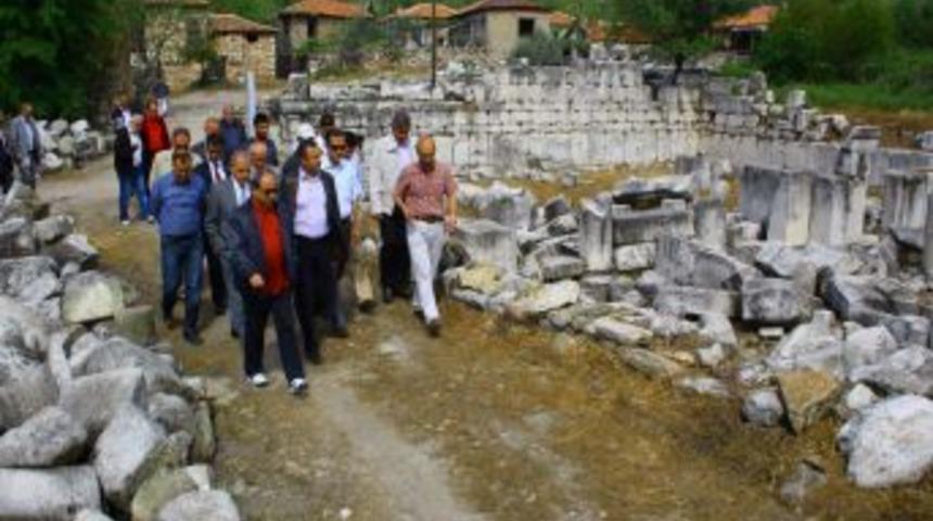 Stratonikeia'da 2012'in İlk Kazması Denizli Valisinden