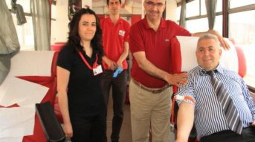 Kızılay Avm'de Kan Topladı