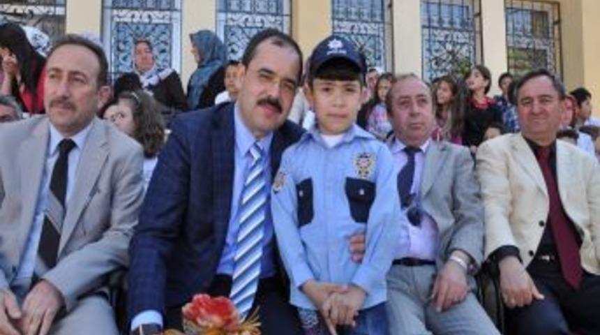 Ayaz, Bir G&uuml;nde &Uuml;&ccedil; Okulun 23 Nisan Şenliklerine Katıldı