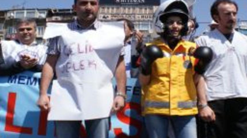 Sağlık&ccedil;ılardan 'şiddet' protestosu