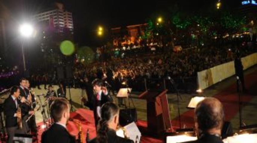 Kent orkestrasından m&uuml;zikaller konseri