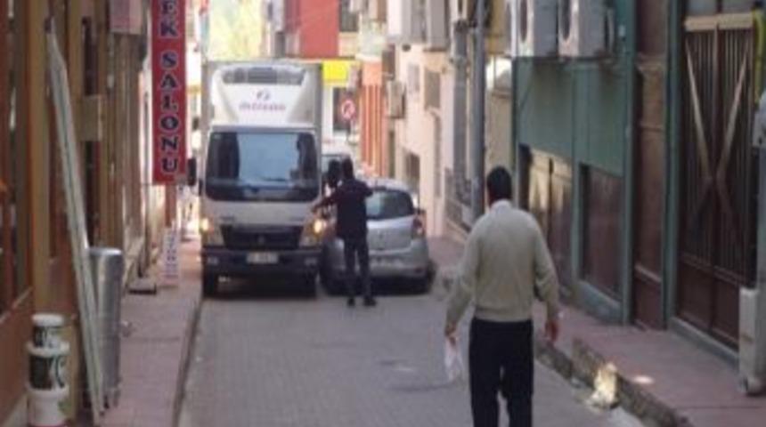 Trafik Levhalarını Yerinden S&ouml;kt&uuml;ler