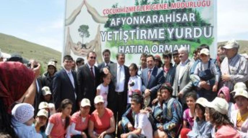 Bakan Eroğlu: Demokrasi dışında başka şeylere tevess&uuml;l edenler cezalandırılmalı