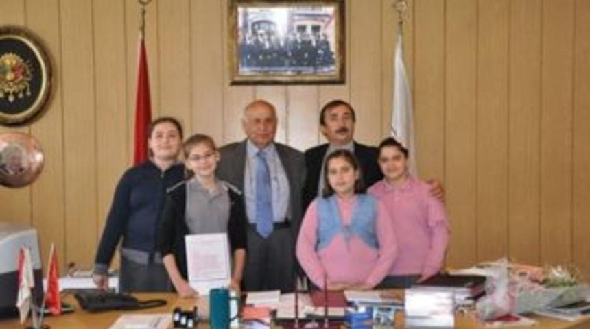 Belediyeden okullara menekşe &ccedil;i&ccedil;eği