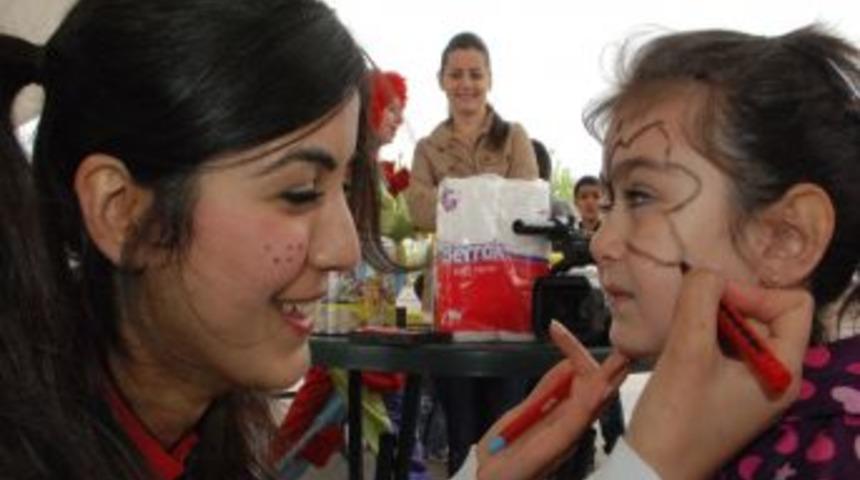 &Uuml;niversite &ouml;ğrencileri, &ccedil;ocukları sanatla buluşturdu