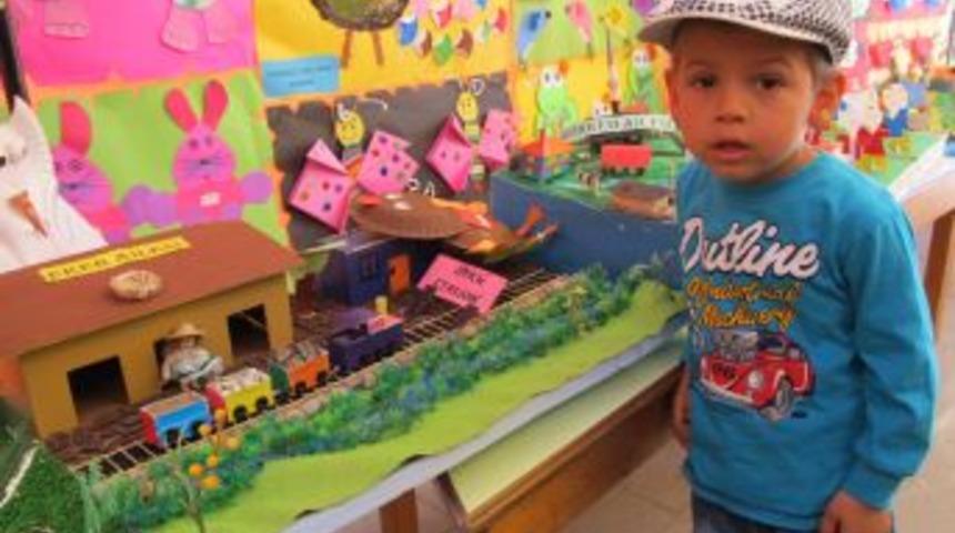 &Ouml;zcanlı &ouml;ğrencilerin bir yıl boyunca &uuml;rettiği eserler sergilendi