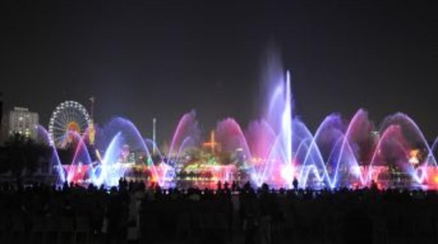 Suda ışıklı g&ouml;sterisi b&uuml;y&uuml;k ilgi g&ouml;r&uuml;yor