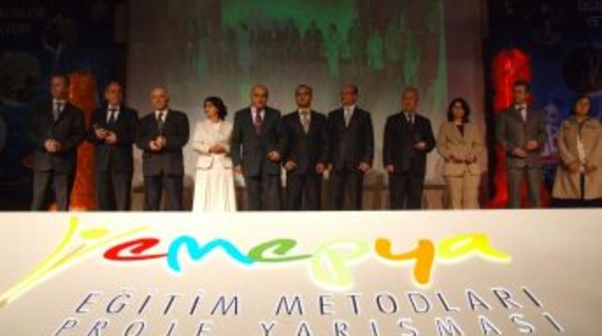 Projeleri dereceye giren &ouml;ğretmenler &ouml;d&uuml;llerini aldı