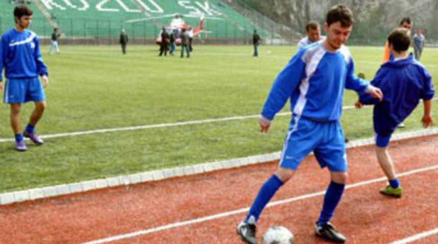 Ma&ccedil; sırasında sahaya helikopter indi