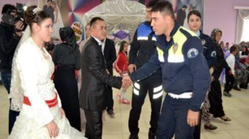 Polislerden Evlenen &Ccedil;iftlere Jest