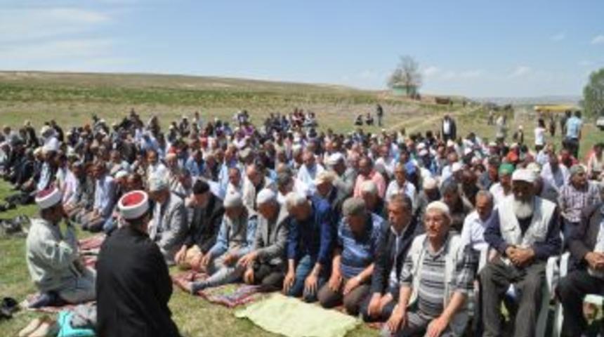 K&ouml;yl&uuml;ler, yağmur duasında 2 boğa ve 10 ko&ccedil; kurban etti