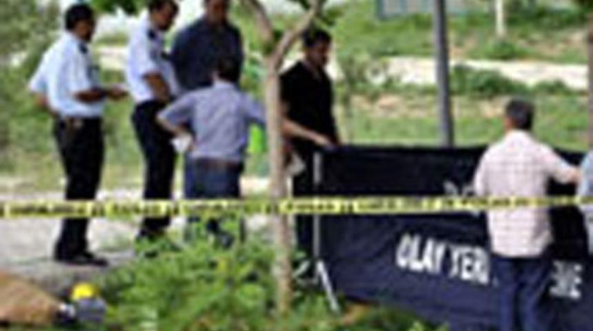 Kız arkadaşını elleriyle boğdu