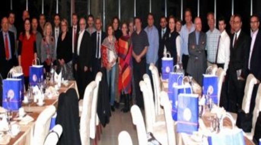 Avustralya Heyetinden &Ccedil;om&uuml;'ye Ziyaret